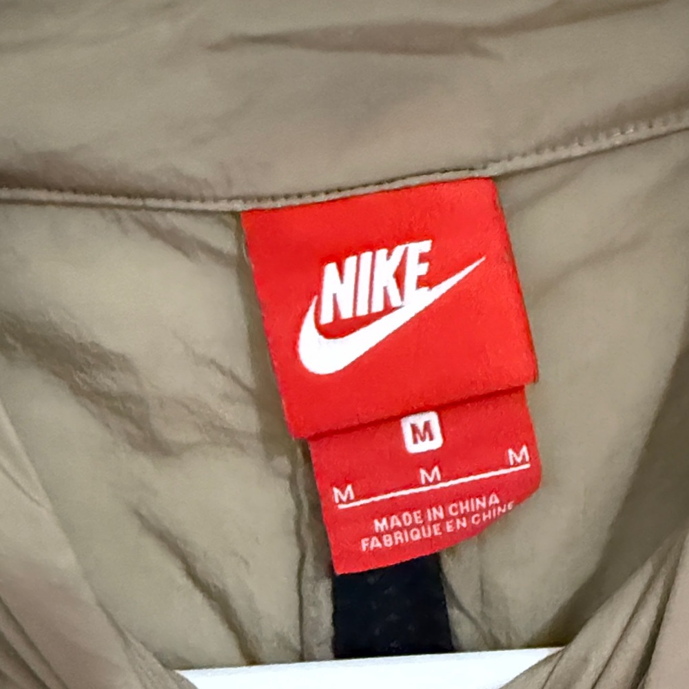 Nike woman’s Windbreaker Jacket - Picture 6 of 7